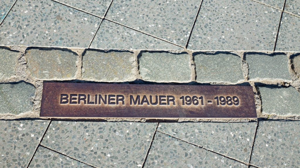 memorial-tablet-for-the-berlin-wall